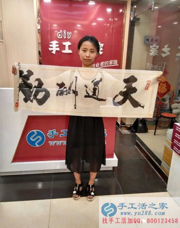 在家做手工活賺錢，河南開封寶媽郭女士帶孩子來手工活之家交貨(圖1)