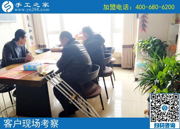 湖南一50歲殘疾老人拄著雙拐，2000多里路程來到手工之家為哪般？(圖2)