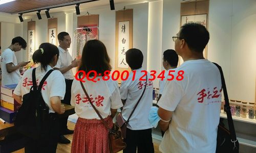 10月11日，想接正規(guī)廠家的手工活，找拿回家做的手工活，看好這兩點(diǎn)，可以放心選擇了，圖為手工之家優(yōu)秀繡娘往期培訓(xùn)會(huì)剪影