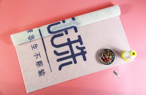 8月16日，農(nóng)村手工活加工項目，在家做手工，注意了這些事，做手工活掙錢就會選對手工企業(yè)，圖為手工之家的勵志珠珠繡手工產(chǎn)品細(xì)節(jié)剪影