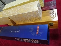 5月12日，農(nóng)村手工活加工項(xiàng)目，帶回家做手工活，手工之家這樣做，大家自然很放心，圖為勵(lì)志珠珠繡手工產(chǎn)品多款外包裝剪影