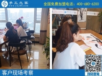 7月29日，為什么都選手工之家的珠繡串珠外放手工活？正規(guī)的手工活外發(fā)加工廠家有什么特征？手工之家接待考察加工客戶剪影