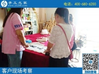 8月14日，把手工活拿回家做，這里的珠繡個(gè)人定制很受歡迎，手工之家接待考察加工客戶剪影